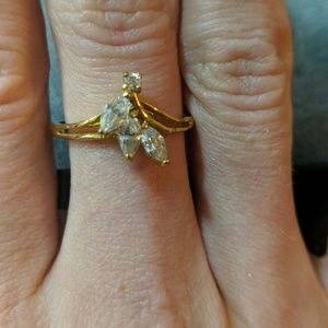 Vintage leaf pattern crystal ring